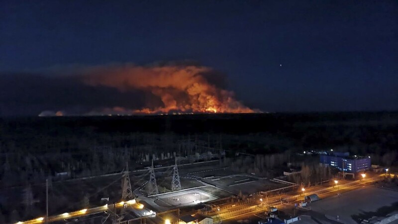 Dieses Foto der ukrainischen Polizei zeigt den Feuerschein der Brände in der Sperrzone am 12. April. Aktuell lodern im Gebiet um den Katastrophen-Reaktor noch immer einige Schwelbrände.
