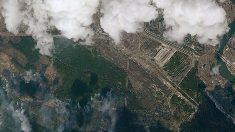 Diese Satellitenaufnahme vom 10. April zeigt die Rauchwolken des Waldbrands in der Sperrzone um das stillgelegte Atomkraftwerk Tschernobyl. Der Rauch zog bis in die etwa 100 Kilometer entfernte Hauptstadt Kiew.