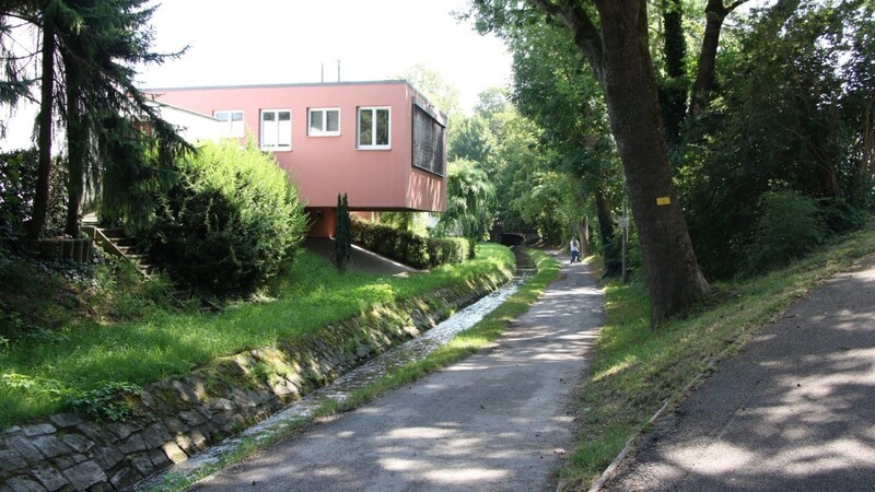 Im Rahmen des Programms "Auf Straubings grünen Wegen" wird der Allachbach auf einer Länge von 1,5 Kilometern aus seinem steinernen Bett befreit.