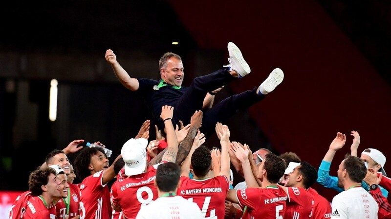 Die Bayern-Stars ließen ihren Coach nach dem Pokal-Erfolg hochleben.