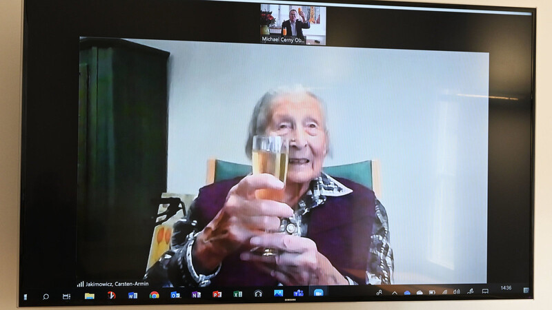 Prost, auf 103 Jahre: Elisabeth Strobel im Videocall mit dem Amberger Bürgermeister Michael Cerny.