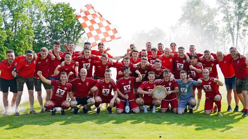 Die Fußballer des TV Schierling feierten ausgelassen die Meisterschaft in der Kreisliga Donau/Laaber und damit den Aufstieg in die Bezirksliga Niederbayern West.