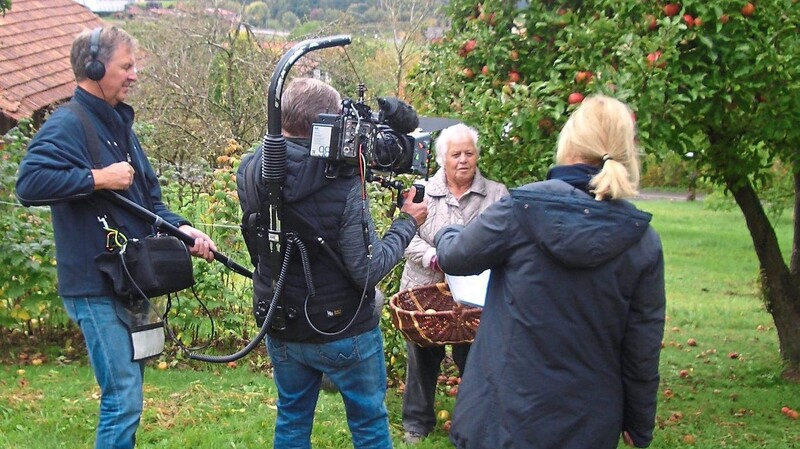 Rund zwei Tage lang drehte das BR-Team mit der Seniorin - hier in ihrem Gartengrundstück in Lederdorn.