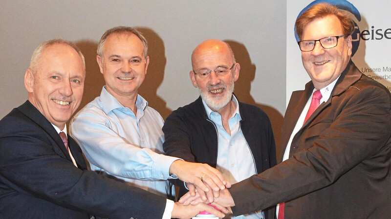 Den symbolischen Startknopf drückten Bürgermeister Josef Reff, Geschäftsleiter Heribert Rötzer, Diplom-Ingenieur Michael Räbiger und Georg Selbertinger, Projektleiter der Telekom (von links).