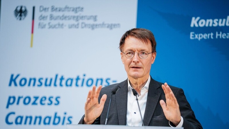 Bundesgesundheitsminister Karl Lauterbach (SPD) spricht in Berlin über die geplante, kontrollierte Abgabe von Cannabis an Erwachsene.