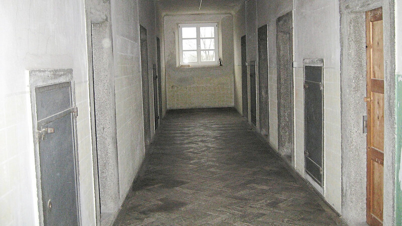 In Mallersdorf gab es früher auch ein Gefängnis, und zwar in der damaligen Landgerichtsstraße. Nach den Verhandlungen kamen einige hinter Schloss und Riegel, wenn auch oft nur für kurze Zeit. Das Bild zeigt den Flur.