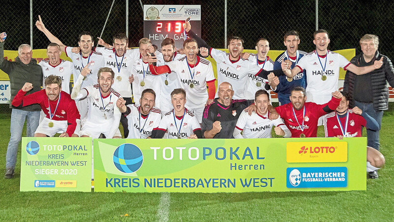 Zur Meisterschaft sollte es unglücklicherweise für den FC Walkertshofen nicht reichen, dafür aber zum Toto-Pokal-Erfolg, den das Team ausgiebig feierte.