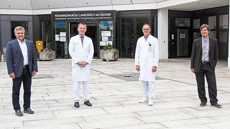 Landrat Peter Dreier (l.) und Jakob Fuchs (r.) bedankten sich bei Prof. Dr. Johannes Schmidt (2.v.l.) und Prof. Dr. Martin Anetseder.