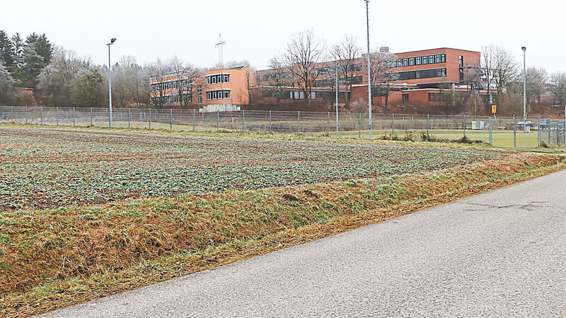 Auf dem Gelände linkerhand zur Ebrantshauser Straße in Nachbarschaft zum Trainingsplatz des FC und in Sichtweite zum Gabelsberger-Gymnasium wird die neue Lehrschwimmhalle des Landkreises ihren künftigen Standort finden.