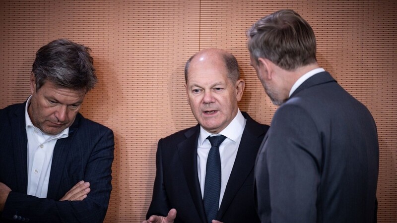 Bundeskanzler Olaf Scholz mit Finanzminister Christian Lindner und Wirtschaftsminister Robert Habeck im Rahmen einer Kabinettssitzung.