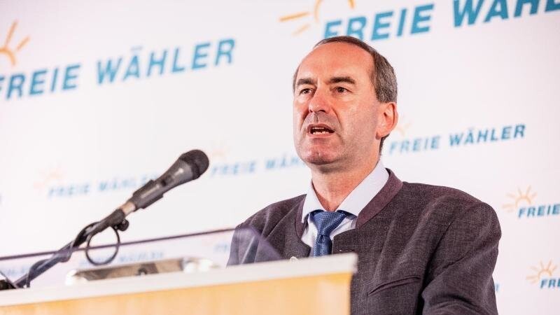 Wirtschaftsminister Hubert Aiwanger (Freie Wähler) sagte, er sei stolz, dass die Produktion in Bayern vonstatten gehen werde. (Archivbild)