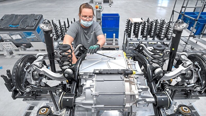 Die deutsche Wirtschaft steckt in einer tiefen Rezession. Das spüren nicht nur die Autobauer.