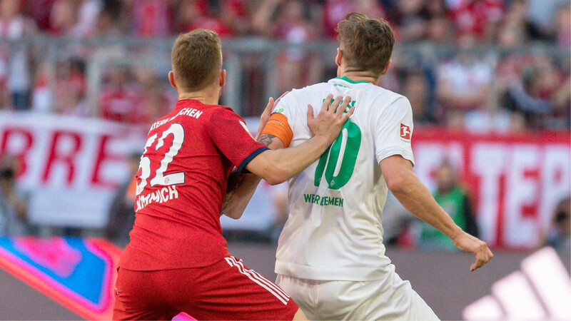 Kapitän von Werder Bremen: Max Kruse (re.), hier im Zweikampf mit Joshua Kimmich vom FC Bayern.