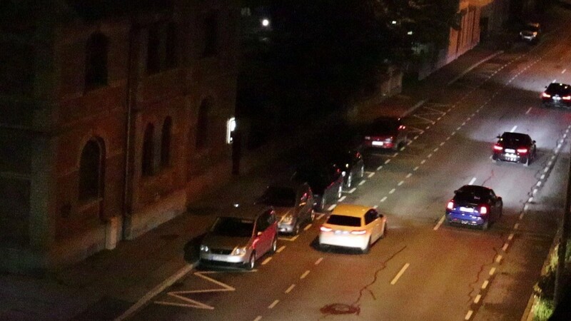 Fotos aus dem Video: Der weiße BMW auf der Gegenfahrbahn, weil es ihm nicht schnell genug geht... .und auf der Rückfahrt genauso. Das spielt sich meist mehrmals hintereinander an einem Abend ab.