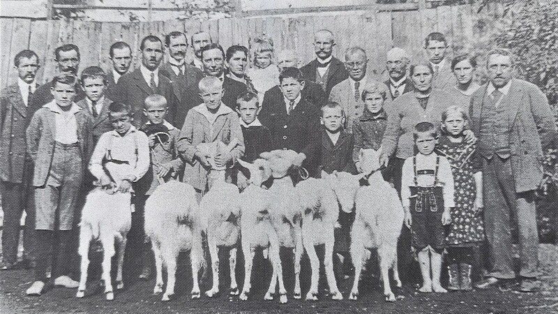 Plattlinger Eisenbahnerfamilien vor 100 Jahren mit ihren tierischen Prachtexemplaren.