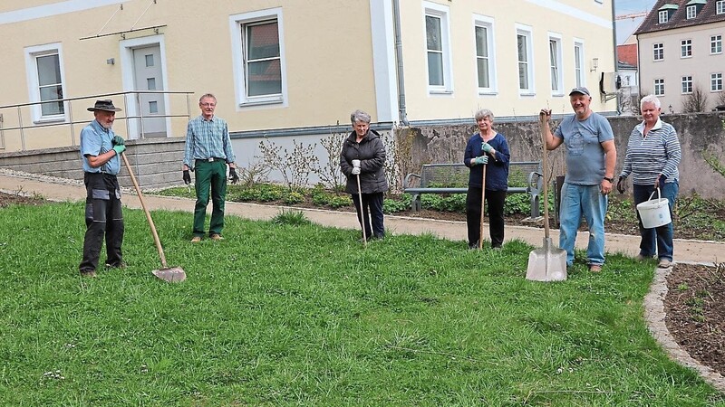 Sechs Mitglieder des Vereins für Gartenbau und Landespflege brachten am Dienstagnachmittag den kleinen Stadtpark auf Vordermann.