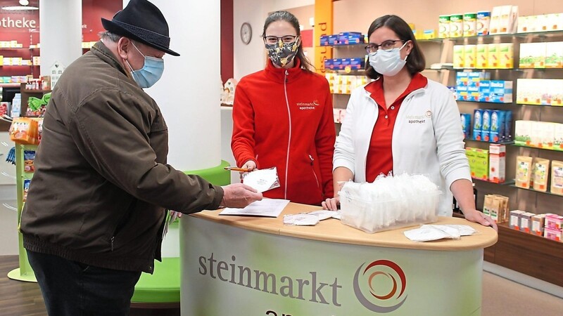 Apothekerin Stefanie Gruber (rechts) und ihr Team haben seit Dienstag alle Hände voll zu tun, um ihre Kunden mit den kostenlosen FFP2-Masken zu versorgen.