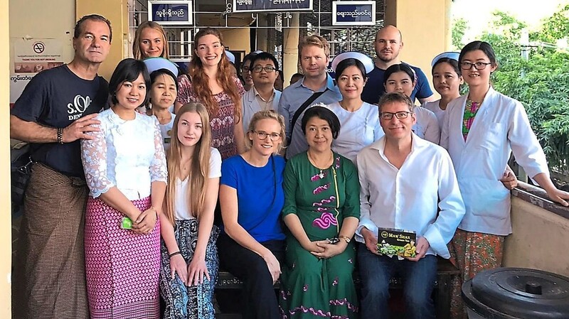 Das Team aus Regensburg zusammen mit Ärzten und Schwestern des General Hospital in Mandalay.