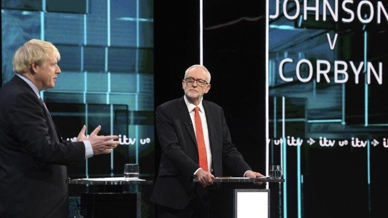 Premierminister Boris Johnson und Oppositionschef Jeremy Corbyn diskutieren während der ersten TV-Debatte im britischen Wahlkampf.