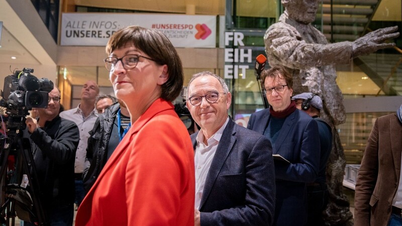 Norbert Walter-Borjans und Saskia Esken haben die Abstimmung um den SPD-Vorsitz gewonnen. Bestätigt wird die neue Führungsspitze dann auf dem Parteitag am Freitag.
