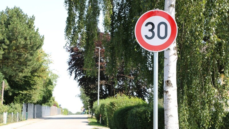 In der Gemeinde Salching werden in Siedlungsgebieten neue Tempo-30-Zonen eingerichtet.