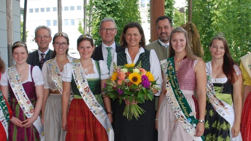 Erinnerungsfoto mit Landtagspräsidentin: Die Königinnen landwirtschaftlicher Produkte - vor allem natürlich die Hopfenhoheiten - freuten sich über den Besuch von Ilse Aigner.