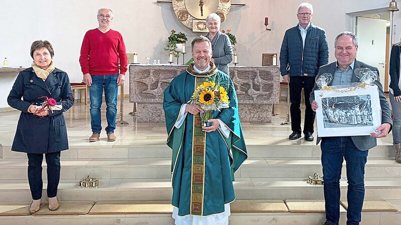 Pfarrer Höllmüller erhielt zu seinem zehnjährigen Jubiläum in der Pfarreiengemeinschaft zahlreiche Glückwünsche.