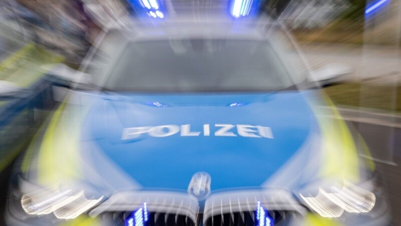 In Oberfranken hat ein Mann an einer Autobahnausfahrt seinen Rausch ausgeschlafen, teilte die Polizei mit. (Symbolbild)