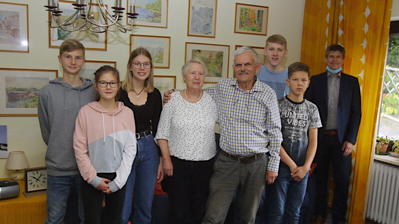 Die Familie gratuliert Udo Thamm ( 4. v.r.) zum 80.Geburtstag: Die Enkelkinder Florian (v.l.), Nadja, Sophie, Bendedikt, Ehefrau Margret, Enkel Benedikt und Christoph und 3. Bürgermeister Dr. Michael Stanglmaier.