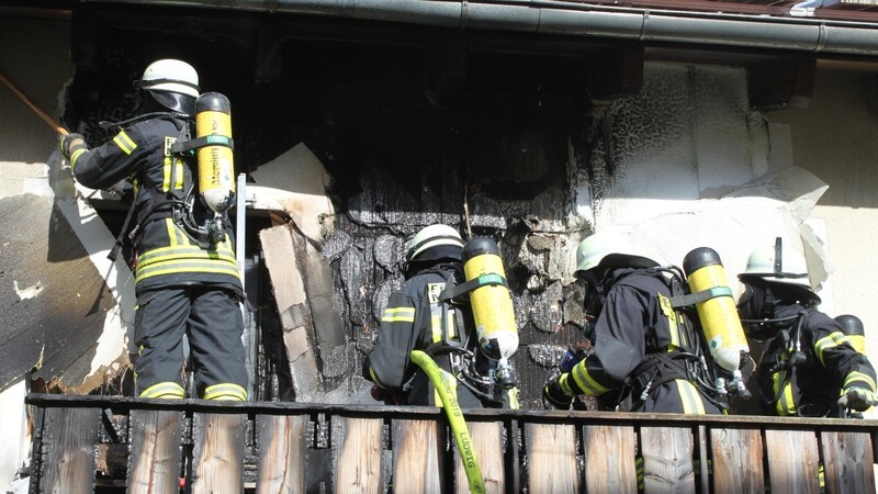Für Nachlöscharbeiten mussten die Einsatzkräfte der Feuerwehr im betroffenen Bereich die Fassade des Mehrfamilienhauses öffnen. Darunter offenbarte sich, dass sich die Flammen wohl über einen längeren Zeitraum durch die Dämmung gefressen hatten.