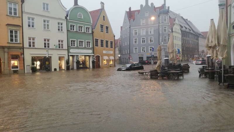 Ein kaum für möglich gehaltenes Bild bietet sich am Abend des 29. Juni: Innerhalb kürzester Zeit setzt Starkregen die Altstadt unter Wasser.