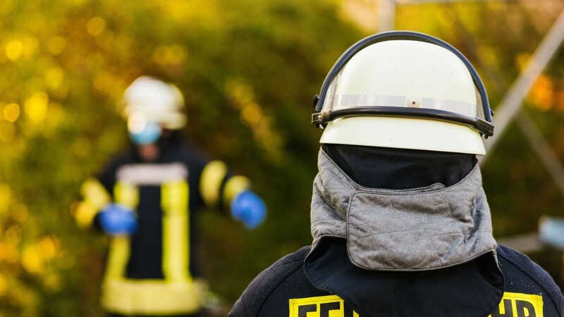 In Simbach musste die Feuerwehr am Dienstagabend ein Feuer in einem Wohnhaus löschen. (Symbolbild)