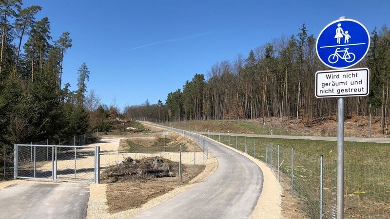 An der B 300 südlich von Münchsmünster ist in den vergangenen Monaten ein neuer Geh- und Radweg entstanden.