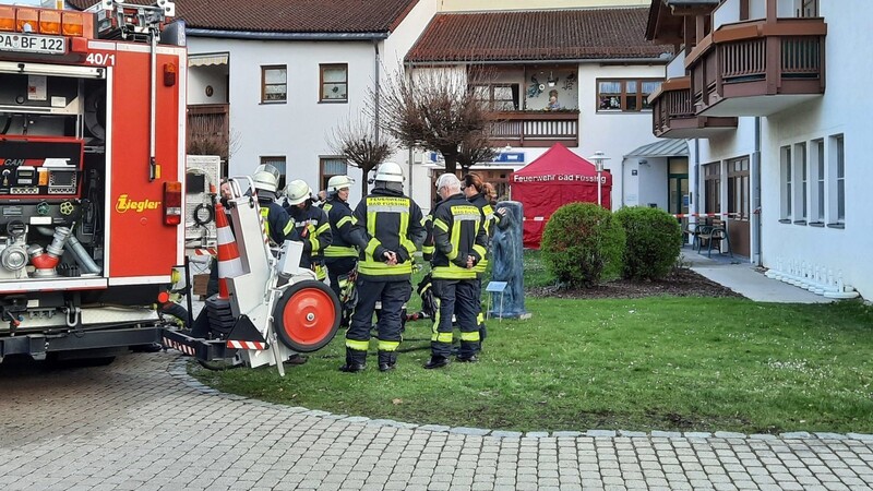 Vor einem Seniorenheim in Bad Füssing hat sich am Sonntagabend ein Senior versehentlich selbst angezündet. Der Rollstuhlfahrer konnte sich nicht selbst befreien und verbrannte bei lebendigem Leib.