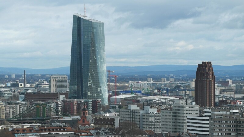 Die Zentrale der Europäischen Zentralbank in Frankfurt (Archivfoto): Im Kampf gegen wirtschaftliche Folgen der Coronavirus-Pandemie hat die EZB ein Notkaufprogramm für Anleihen in Höhe von 750 Milliarden Euro angekündigt.