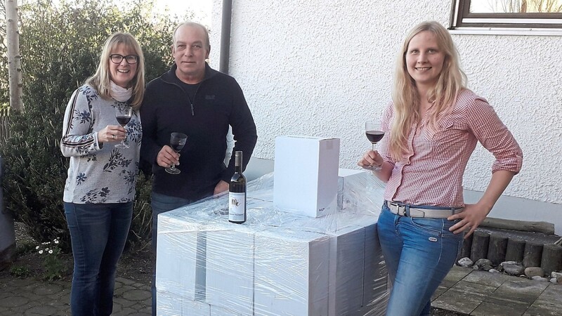 Darauf erst mal ein Gläschen: Das Winzer-Ehepaar Heike und Johannes Lindemer feiert mit LZ-Weinkönigin Michaela Eigner (rechts) die erste Biowein-Lieferung.