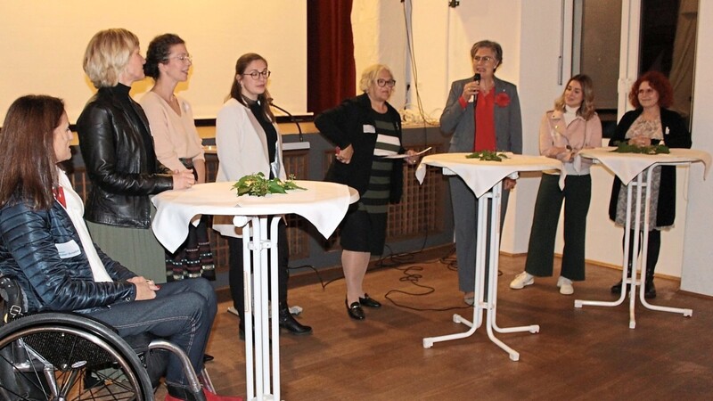 Die Runde der Politikerinnen (v. l.): Marion Huber-Schallner, Petra Högl, Maria Krieger, Katharina Schweigard, Rebekka Wach, Dagmar Kellner, Luisa Haag und Bettina Danner.