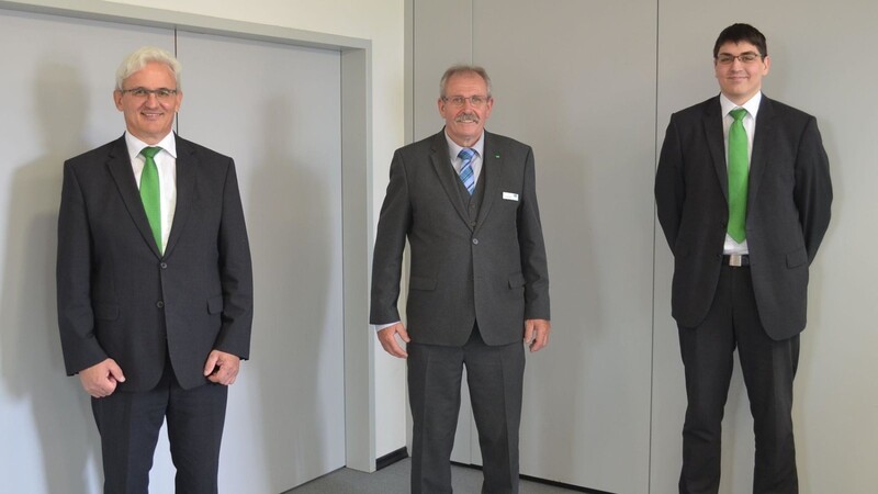 In vorschriftsmäßigem Corona-Abstand verabschieden AOK-Direktor Josef Bucher (links) und Personalratsvorsitzender Dominik Serve (rechts) Johann Berg in den Ruhestand.