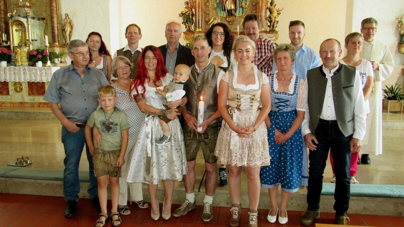 Die Taufgemeinschaft in der Haibühler Pfarrkirche.