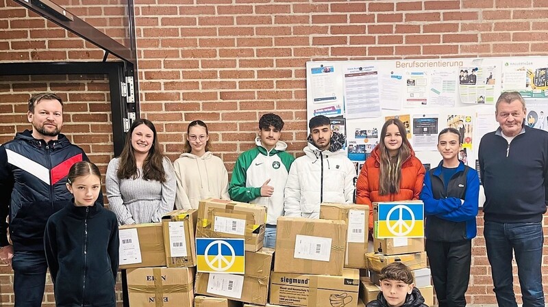 Dank des Engagements von Schülern, Eltern und Lehrern kamen 20 Kartons mit Hilfsgütern für Menschen in der Ukraine zusammen.
