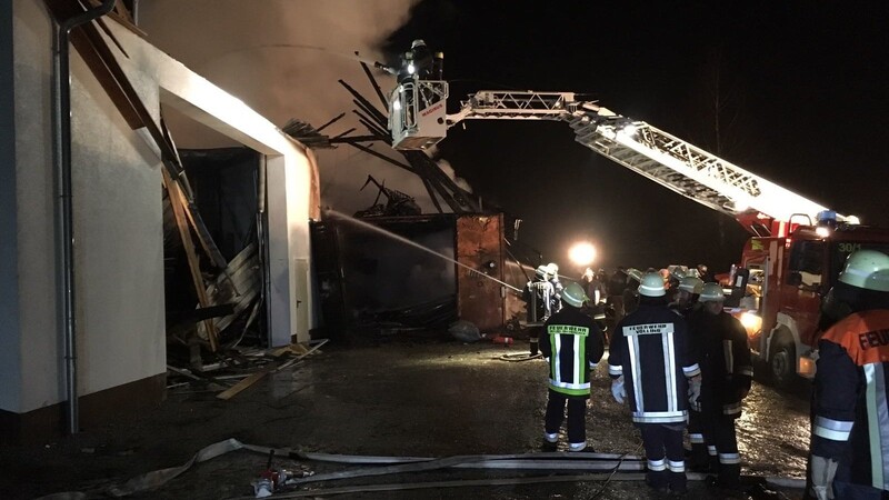 Gegen 1.45 Uhr in der Nacht von Freitag auf Samstag brannte eine Scheune mit Werkstatt in Bucherhof, Gemeinde Michelsneukirchen, lichterloh.