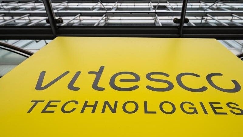 Der Schriftzug von "Vitesco Technologies" steht auf einem Schild vor dem Werksgelände.