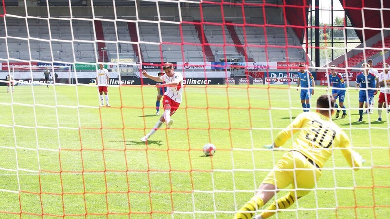 Jahn-Stürmer Andreas Albers verwandelt in der Nachspielzeit den Elfmeter zum 2:2-Ausgleich gegen Holstein Kiel.