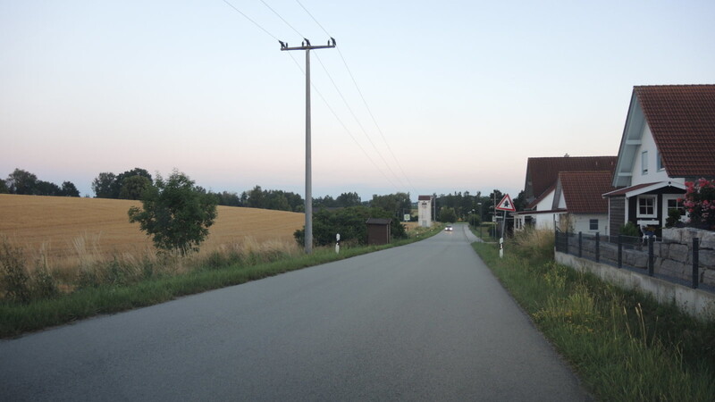 Am Ortstand von Obervilslern soll das Baugebiet "Am Forsteracker Erweiterung" entstehen, wo links im Bild bislang noch Felder waren.