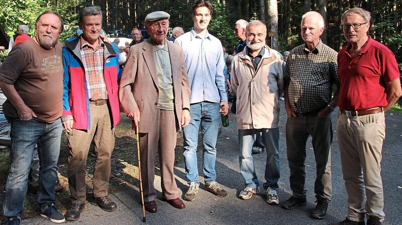 Bei der Equipe-Wanderung wird man auch Karel Hula (Dritter von links) gedenken, der vor wenigen Tagen im Alter von 96 Jahren verstorben ist. Er war ein großer Förderer dieser Veranstaltung. Das Foto entstand auf dem Oskar-Kögler-Rastplatz.
