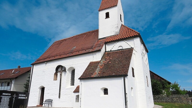 Die Filialkirche St. Nikolaus in Piedendorf liegt ein Stück weit oberhalb der Dorfstraße und ist ein Blickfang des Ortes mit seinen rund 40 Einwohnern, der heuer die erste urkundliche Erwähnung vor tausend Jahren feierte.
