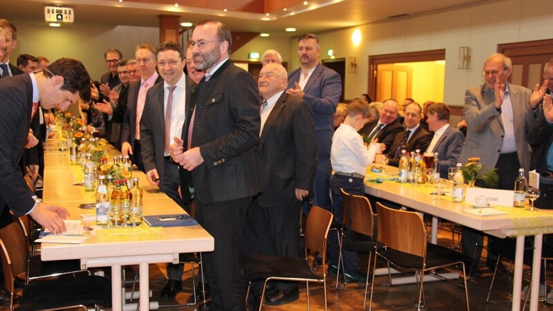 Mit großem Applaus wurde der EU-Parlamentarier begrüßt, der zu den Klängen des Bayrsichen Defilliermarsch, gespielt von den Altnußberger Musikanten einzog.