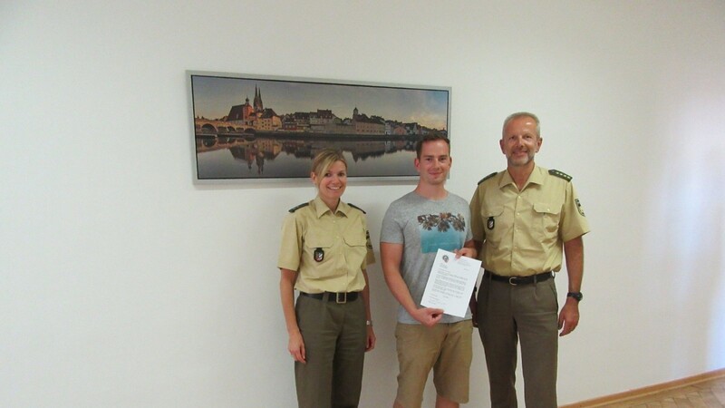 Polizeioberkommissarin Tanja Nuß und der Leitende Polizeidirektor Thomas Schöniger (rechts) überreichen die Belohnung an Herrn Grunewald - stellvertretend für die ganze Gruppe.