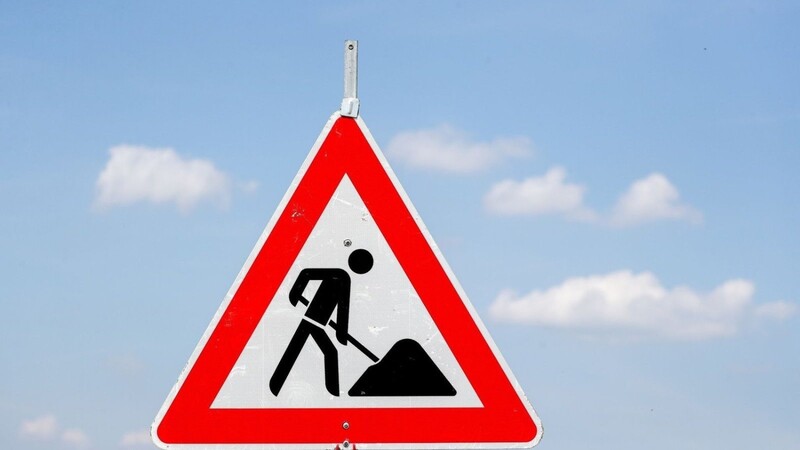 Bei Grün (Landkreis Straubing-Bogen) wird die Staatsstraße wegen Bauarbeiten bis April gesperrt. (Symbolbild)