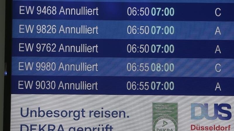Die Infotafel im Flughafen zeigt annullierte Eurowings Flüge, nachdem die Fluggesellschaft von einem Warnstreik des Kabinenpersonals betroffen ist.